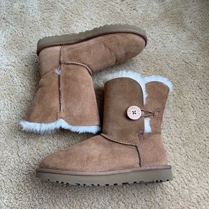like new - ugg boots